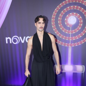 Pod černým sáčkem skrýval overal se zajímavě řešeným výstřihem...