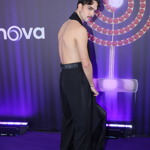 Excentrický zpěvák ukázal fotografům i holá záda. 