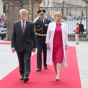 Na návštěvu České republiky oblékla Zuzana Čaputová svěží světlejší barvy. A kombinace sytě růžové s bílou se jí velmi vyvedla.