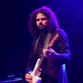 Martin před třemi lety opustil manželčinu kapelu a vydal se na sólovou dráhu.