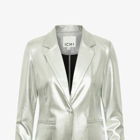 Do metalických tónů může ladit i trendy kůži či koženku. Toto sako je značky Ichi, stojí 1 799 Kč.
