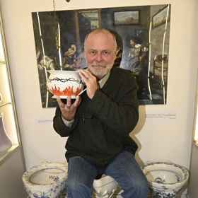 Herec Igor Bareš podpořil charitativní dražbu nočníků.