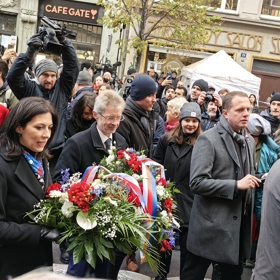 Šéfka Sněmovny Markéta Pekarová Adamová přišla položit květiny spolu se šéfem Senátu Milošem Vystrčilem.