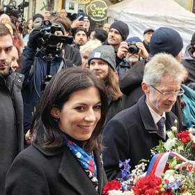 Šéfka Sněmovny Markéta Pekarová Adamová přišla položit květiny spolu se šéfem Senátu Milošem Vystrčilem.