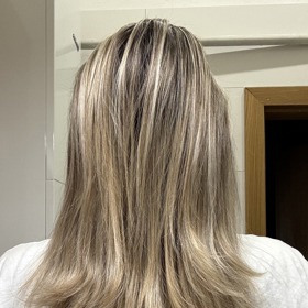 Foto po měsíci používání a aplikaci druhý den po mytí. Vlasy, které se dříve hodně kroutily, se vzhledem k dennímu česaní vyrovnaly.