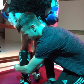 Bratr Josef své sestře pomáhá v ringu, ale také před objektivem fotografky.