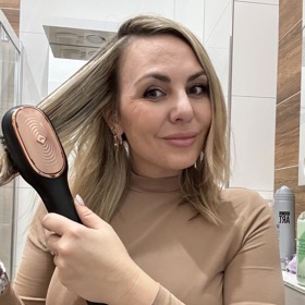 Posléze, pro udržení zdravějších vlasů, je potřeba používat kartáč alespoň jednou týdně. Zabere to pár minut a celou akci můžete přidat do své večerní kosmetické rutiny hned po odlíčení.