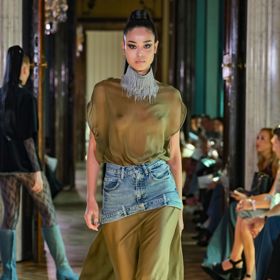 Motto poslední kolekce souvisí s inspirací uspěchanou ženou, kterou Valerie zahlédla v tramvaji. Rozevláté materiály i klasické střihy spoutala ve svých modelech denimem.