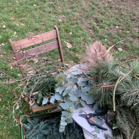 Materiál na věnec může zahrnovat i okrasné listy eukalyptu, suchá květenství trav nebo větvičky stromů a keřů. Jehličnaté chvojí si dopředu připravte nastříháním na patřičně velké  větvičky.