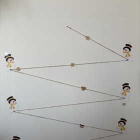 Jako první si připravíte na zdi provázek, na který budete zavěšovat pytlíčky.