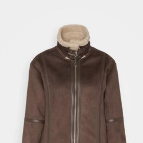 Vysoký límec, kterému nechybí typická podšívka. Takové detaily zdobí bundu značky JDY za 2 190 Kč.