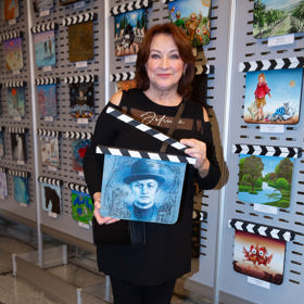 Zlata Adamovská ráda nosí do společnosti černý základ outfitu, který doplňuje hnědými kozačkami. 