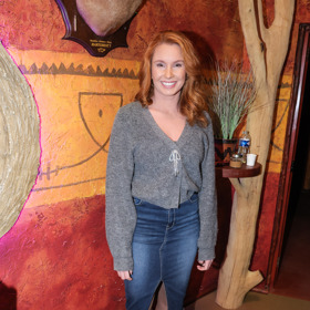 Příkladem je tento seriálový styling. Nevyvážené proporce tady postavě ubližují, protože je několikrát horizontálně rozdělena krátkým topem, sukní a kotníčkovými botami.