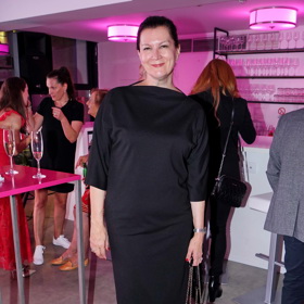 Podpatky vždy opticky prodlouží, a zde u midi šatů krásně fungují kozačky do špičky. Sladění barev je velmi důležité.