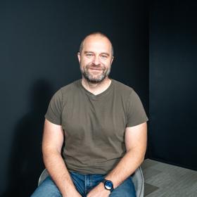 Psycholog Milan Studnička je autorem úspěšného online projektu Dovychovat, jeho projekty a webináře absolvovalo okolo čtvrt milionu českých rodin. 