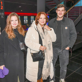 Herečka Zlata Adamovská na  premiéře snímku Gladiátor v modelu lehce třpytivé prošívané bundy s kapucí.