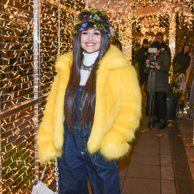 Sharlota svůj huňatý outfit vyladila do zářivých barev.