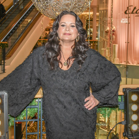 Krásná brunetka fotografům zapózovala v modelu s širokými rukávy a hlubším oválným výstřihem.