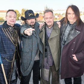 Zpěvák Viktor Dyk se s ostatními zná dlouhé roky, byla tedy jen otázka času, kdy jej osloví.