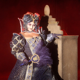 Hanka Křížková je na těžké divadelní paruky zvyklá.