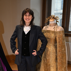 Herečka Dorota Šlajerová z vánoční pohádky Tři princezny pózuje u svých pohádkových šatů.