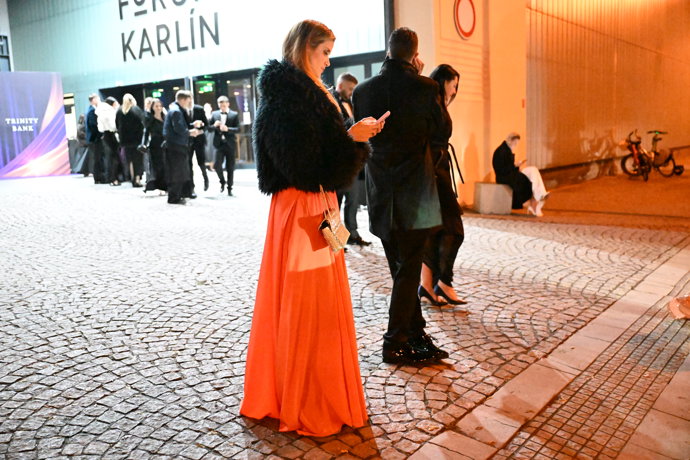 Jana Bernášková čekala na taxi s Martinem Hranáčem.