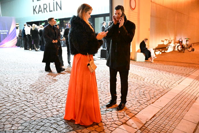 Jana Bernášková čekala na taxi s Martinem Hranáčem.