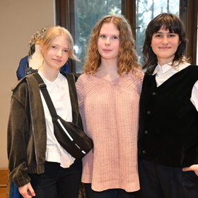 Tady jsou herečky Josefína Marková, Sára Černochová a Dorota Šlajerová  v civilu.