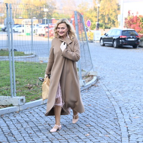 Jana Paulová svůj elegantní kabát hojně využívala i během přechodů na natáčení StarDance. 