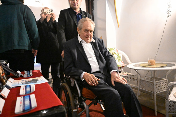 Miloš Zeman přijíždí.