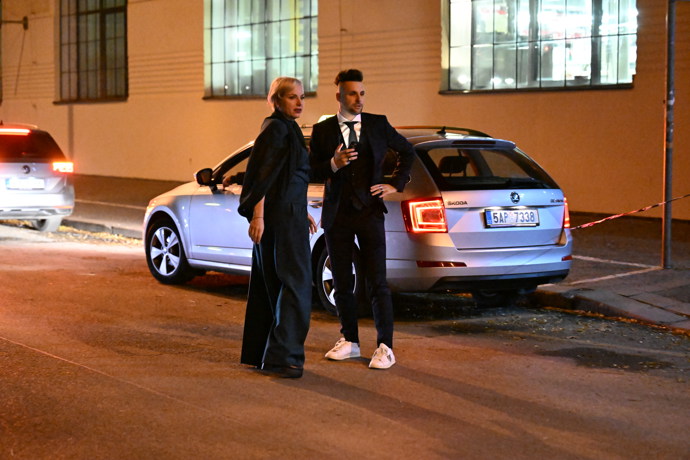 Společně čekali na odvoz.