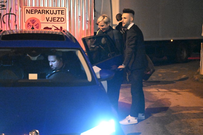 Josef Vařeka pak pomohl Martině do auta.