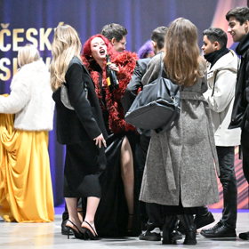 Někteří si vzali lahev šampaňského s sebou.