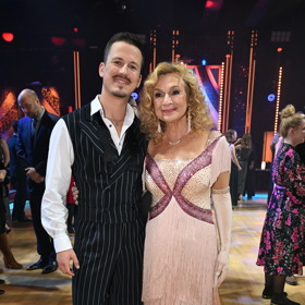 Herečka Jana Paulová se svým tanečním partnerem Robinem Ondráčkem po skončení muzikálového přenosu StarDance.