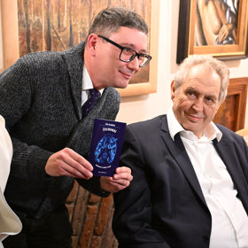 Miloš Zeman ochotně zapózoval s Jiřím Ovčáčkem.