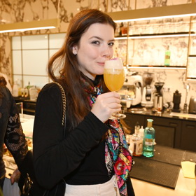 Sára Korbelová s drinkem.