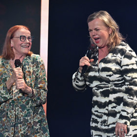 Iva Janžurová se Sabinou Remundovou na jevišti Divadla Kalich.