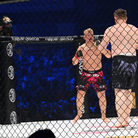 Během Clashe nebyl snad zápas, během kterého by nepadla zakázaná rána. 