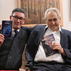 Miloš Zeman a Jiří Ovčáček se svými knihami.