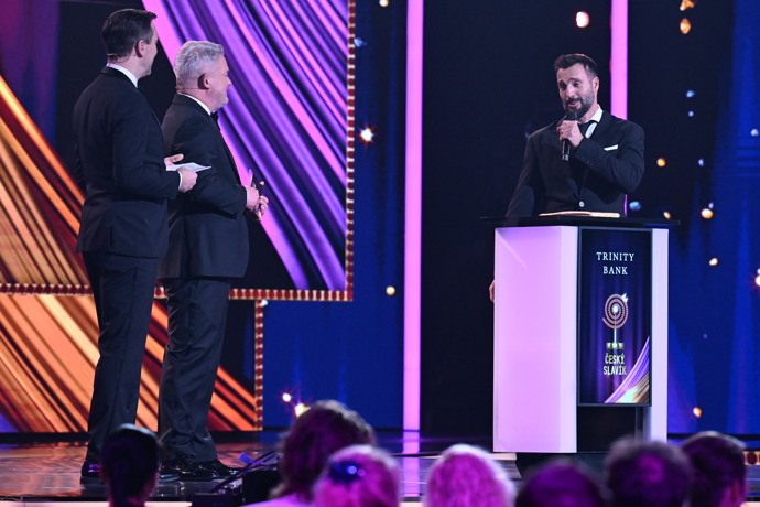 Václav Noid Bárta na pódiu. 