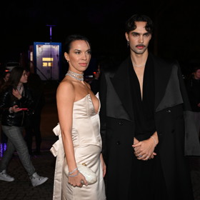 Radčin model doplnilo skořepinové psaníčko a sada řetízků Swarovski.