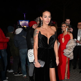 Agáta si vybrala model, ve kterém ukázala dekolt i ladnou nožku.