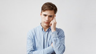 mladý znepokojený muž