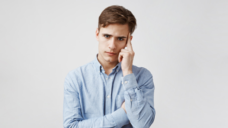 mladý znepokojený muž