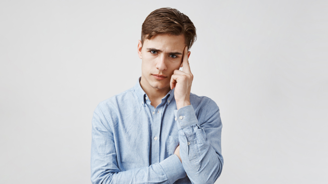 mladý znepokojený muž