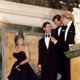 Pro tuto příležitost si vybrala černé šaty s odhalenými rameny, které pro ni ušili návrháři Elizabeth a David Emanuelovi. Z Diany se tak přes noc stala módní ikona.