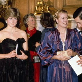 Jednoduché to ale Diana na charitativním koncertu neměla. Ač působila sebevědomým dojmem, celou dobu byla nesmírně nervózní, že něco pokazí. Kněžna Grace (uprostřed) si ji tak musela vzít stranou a trochu ji uklidnit.