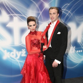 Aneta Langerová tancovala ve StarDance v roce 2010. Vynesla dlouhé rudé šaty s průhledným materiálem v oblasti paží a dekoltu.