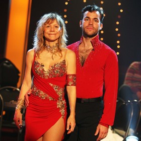 Lenka Filipová v rudém modelu v roce 2007. Zpěvačka se zúčastnila druhé řady taneční soutěže a jejím partnerem byl Michael Petr.