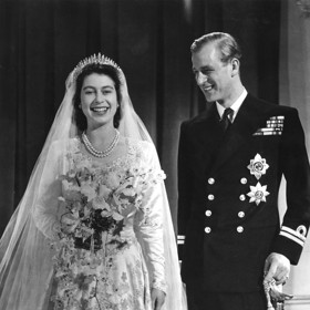 Ty navrhl a ušil britský návrhář Norman Hartnell spolu s 350 švadlenami. Vyrobené byly z tehdy poměrně nedostupného a luxusního hedvábného saténu. Jejich živůtek zdobily perly a krystalky diamantů, které tvořily ornamenty růží, jasmínových květů a pšeničných klasů.